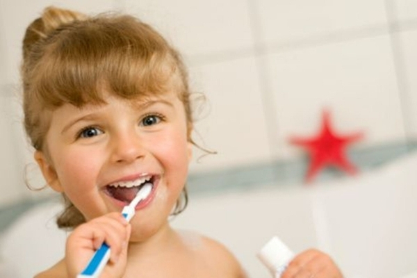 كيف تساعد طفلك على التغلب على خوفه من طبيب الأسنان